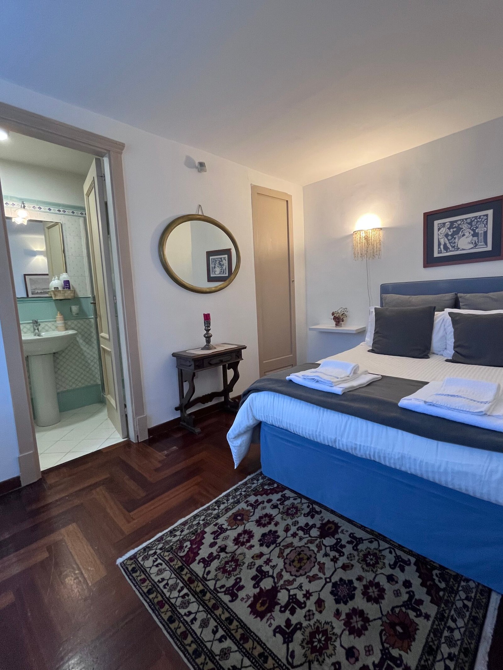 Casa Vacanze Pizzofalcone 41B Napoli, Camera da Letto Matrimoniale con bagno con doccia e balcone