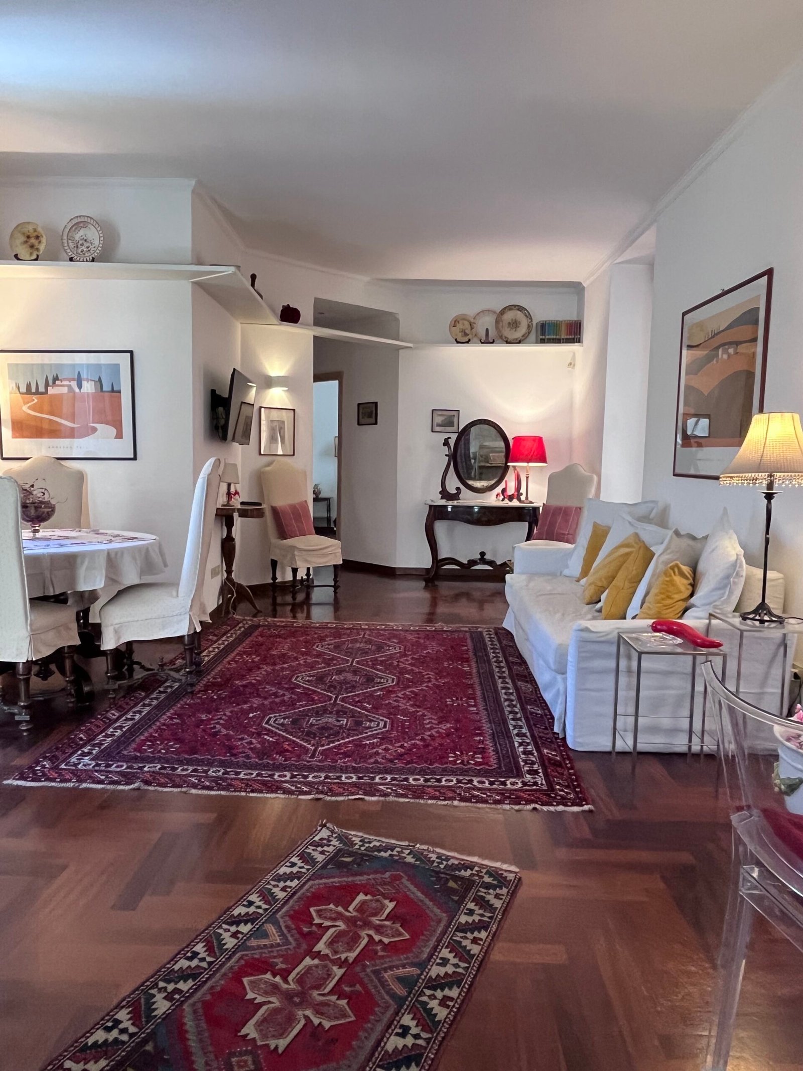 Casa Vacanze Pizzofalcone 41B Napoli Salotto con Divano Letto Matrimoniale Consolle antica