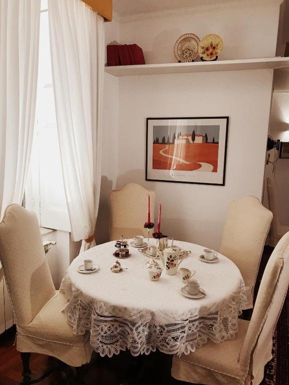 Casa Vacanze Pizzofalcone 41B Napoli Salotto tavolo antico