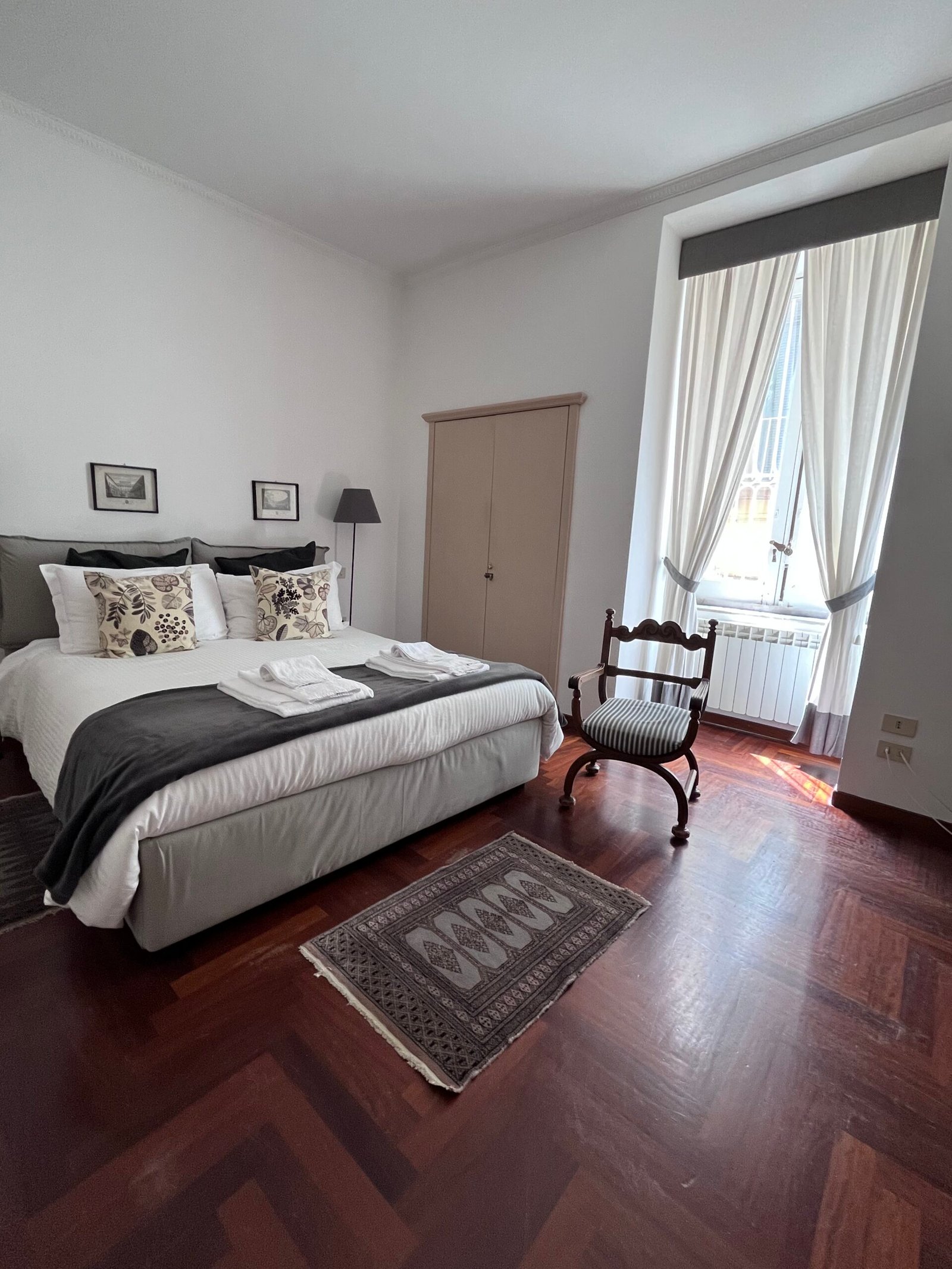 Casa Vacanze Pizzofalcone 41B Napoli,Casa Vacanze Pizzofalcone 41B Napoli, Camera da Letto Matrimoniale, Finestra, Smart TV